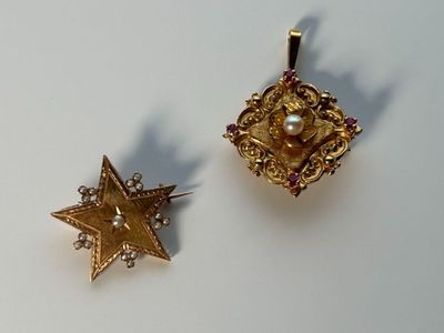 Deux broches en or 750 millièmes, une en forme d'étoile agrémentées de - Photo 1