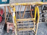 une table sur laquelle se trouvent quelques outils, dans une pièce