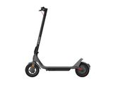 l'image d'un scooter posé sur une surface blanche