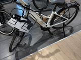 les nombreux vélos exposés dans un magasin
