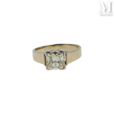 gros plan d'une bague en diamant sur fond blanc