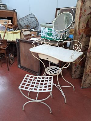 une table blanche avec un miroir et une chaise dans une pièce