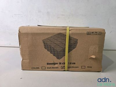 une boîte en carton entourée d'un ruban jaune