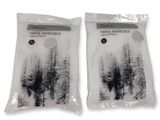 deux sachets de désodorisant jetable posés sur une surface blanche