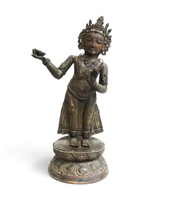 statue en bronze d'une femme tenant un oiseau sur un piédestal
