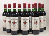six bouteilles de vin rouge alignées sur une surface blanche
