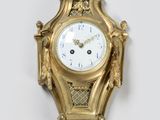 une horloge dorée accrochée au mur