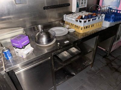 une cuisine avec des plans de travail en inox et un évier