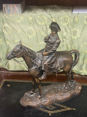 une statue en bronze représentant un homme à cheval