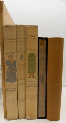 plusieurs livres sont alignés sur une surface blanche