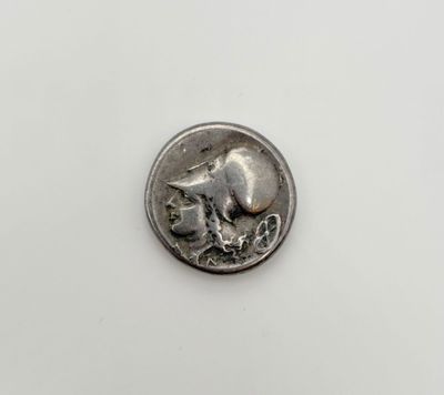 une petite pièce d'argent sur laquelle est représenté un petit éléphant