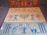 deux morceaux de tissu ornés de motifs, exposés