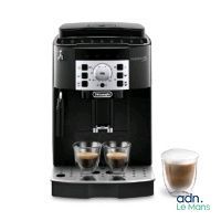 gros plan d'une machine à café avec deux tasses de café