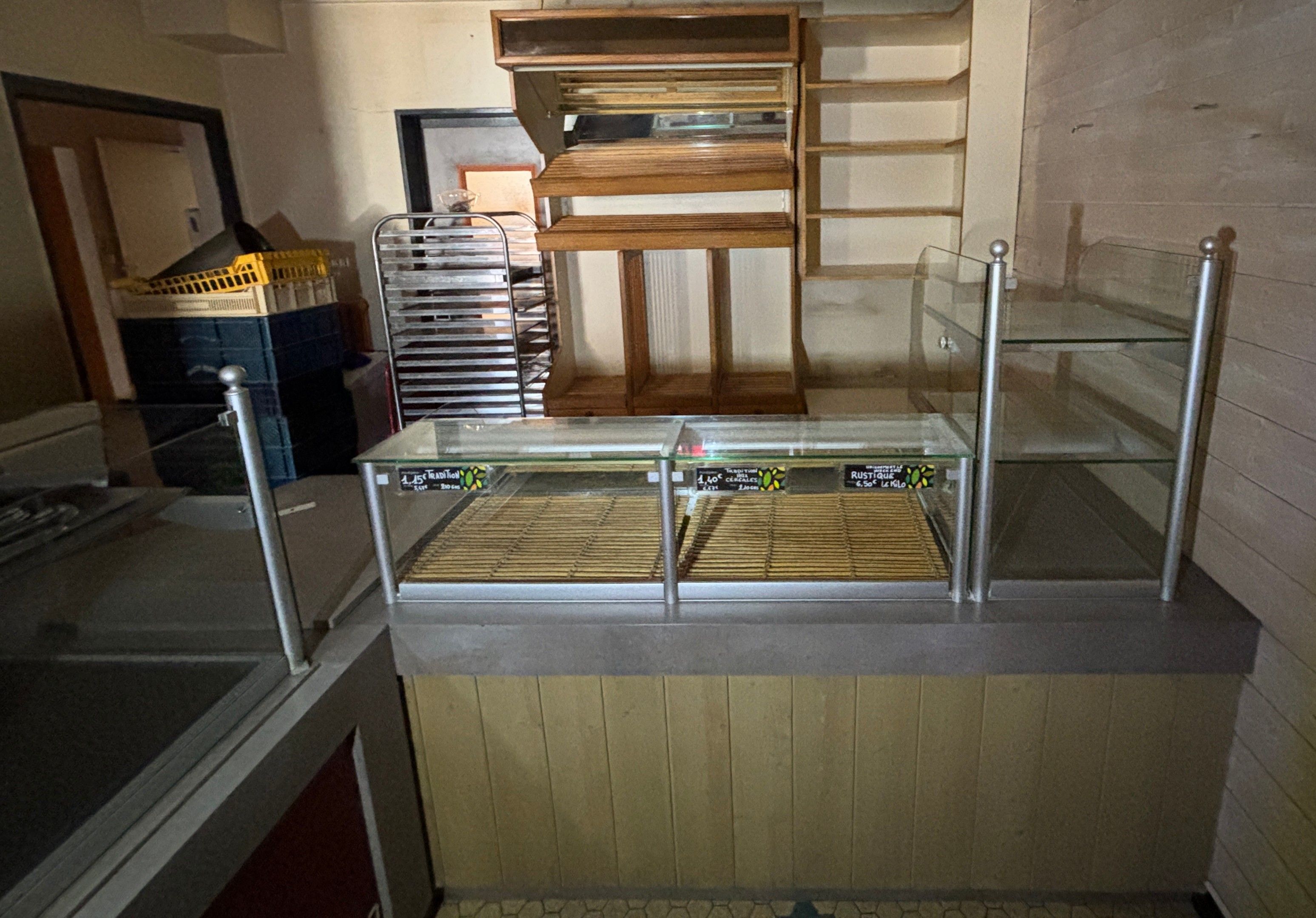 Installation magasin complète : vitrines, comptoir et réfrigérateur