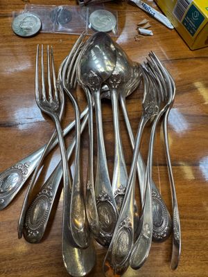 beaucoup de cuillères et de fourchettes en argent sur la table