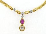 gros plan d'un collier sur une surface blanche