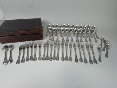 de nombreuses fourchettes et cuillères disposées sur la table