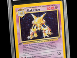 gros plan d'une carte pokemon dans un étui en plastique