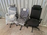 deux chaises de bureau placées l'une à côté de l'autre