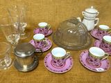 plusieurs tasses et soucoupes posées sur une table