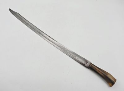 gros plan d'un couteau avec un manche en bois sur une surface blanche