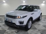 une photo d'un Land Rover blanc garé sur un sol à damier