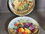 deux assiettes remplies de fruits posées sur une table