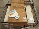un chariot sur lequel sont empilées plusieurs boîtes