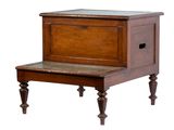 un petit tabouret en bois muni d'un tiroir
