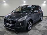 la photo d'une voiture grise garée dans un garage