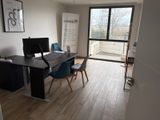 un bureau avec un ordinateur dans une pièce