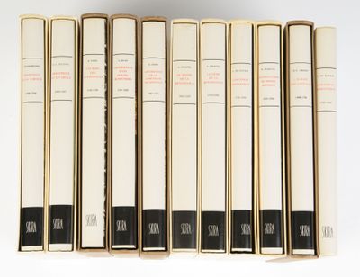 six livres alignés sur une surface blanche