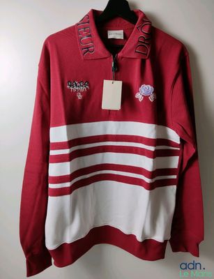 un pull rayé rouge et blanc avec une étiquette dessus