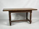 une table en bois posée sur une surface blanche