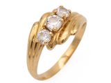 gros plan d'une bague en or ornée de trois diamants