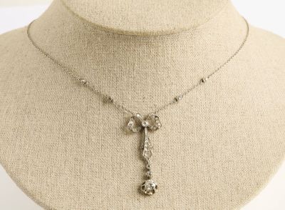 gros plan d'un collier sur un mannequin mannequin mannequin mannequin mannequin mannequin mannequin mannequin mannequin
