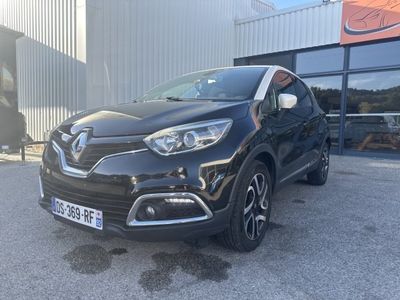 l'avant d'une voiture noire garée devant un immeuble