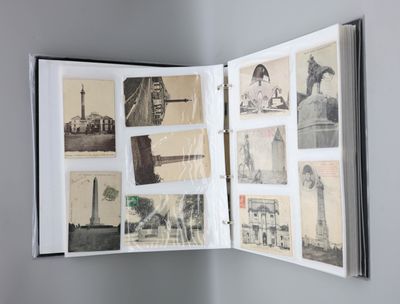 un livre ouvert sur lequel figurent des images de bâtiments et de monuments