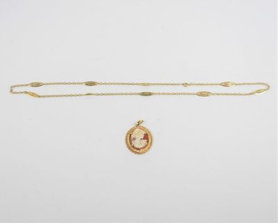 un ensemble composé d'un collier et d'un bracelet en or, orné d'un pendentif en pierre rouge