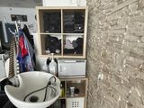 une salle de bains équipée d'un lavabo et d'une étagère