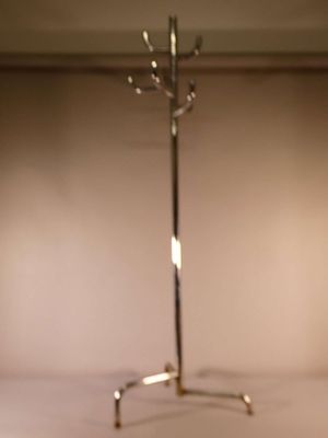 un gâteau posé sur une assiette, sur une table