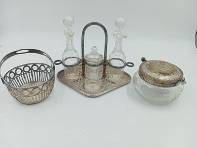 trois objets en argent et en verre posés sur une surface blanche