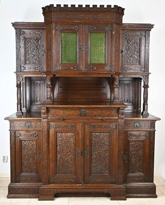 une vieille armoire en bois avec une porte en verre vert
