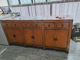 une vieille armoire en bois au milieu d'une pièce