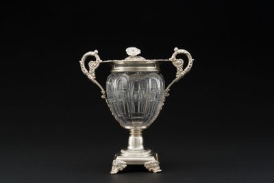 Important drageoir en argent 950‰ sur piédouche reposant sur… - Photo 1