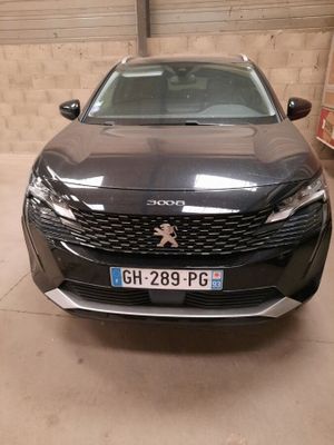 l'avant d'une voiture noire garée dans un garage