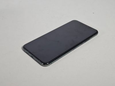 un gros plan d'un téléphone portable posé sur une table