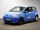 la photo d'une petite voiture bleue garée dans un garage