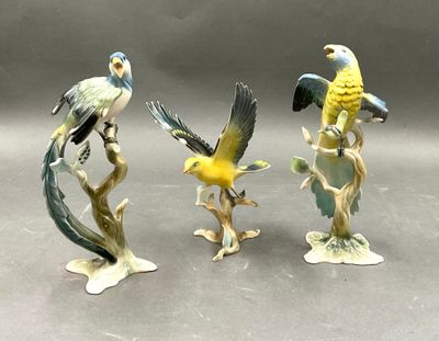 trois figurines d'oiseaux perchés sur une branche