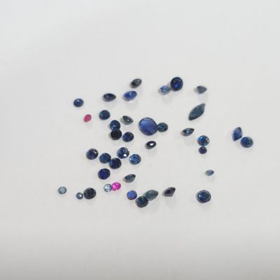un bouquet de saphirs bleus et roses sur un fond blanc